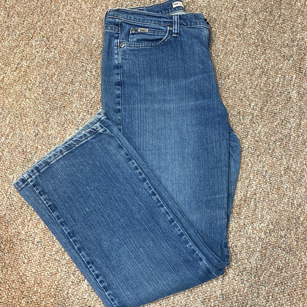Lee Relaxed Bootcut at the waist jeans 10 Short. Very good used condition.